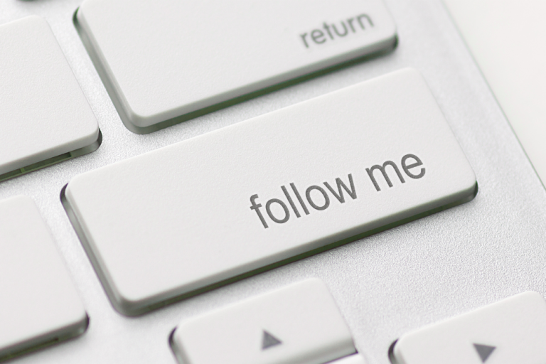 tastiera con tasto follow, simbolo dei follower nel materno infantile e della comunicazione social che non genera clienti