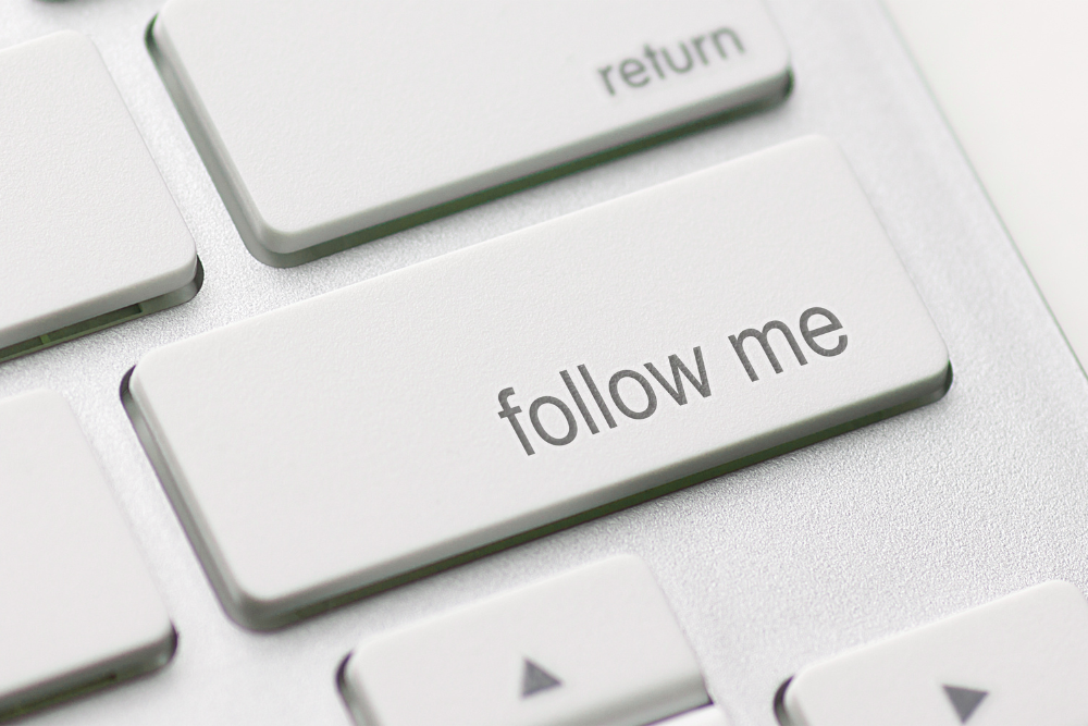 tastiera con tasto follow, simbolo dei follower nel materno infantile e della comunicazione social che non genera clienti