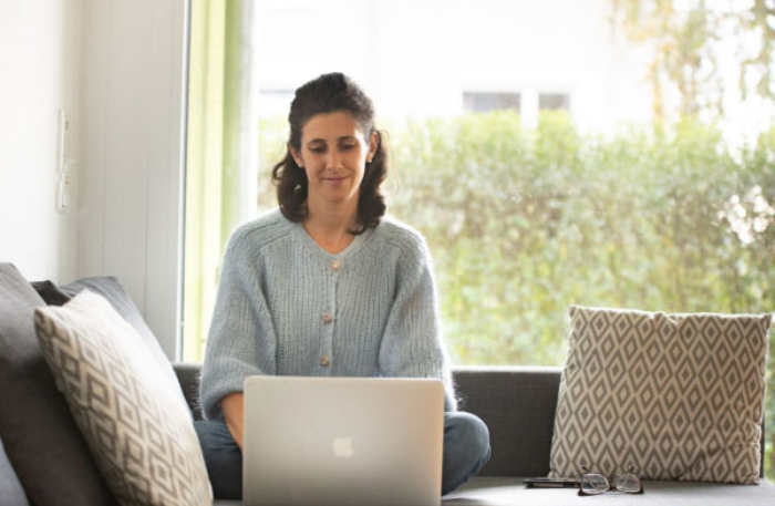 Margherita Zocca in un momento dac consulente allattamento online alle prese con una conversazione con una neomamma