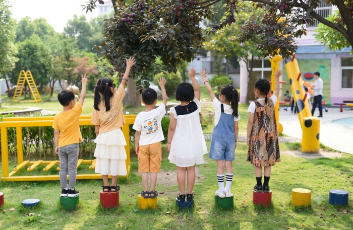 Bambini di spalle in un parco giochi per tutelare la privacy online